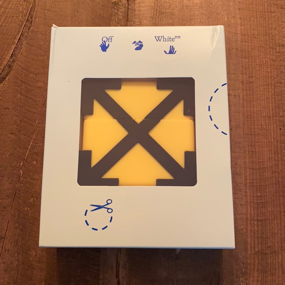 New in box Off-White Arrow AirPods Pro Case
